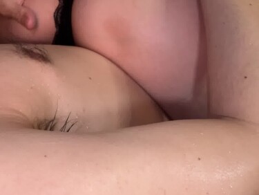 無修正FC2 PPV 4779292 -D【極秘配信】あのガードの緩い巨乳人妻メンエス嬢の待機時間に突撃して密着施術でニュルっと挿入　フルボッキした乳首