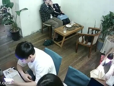 카페를 방문한 변태커플