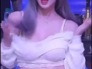 부끄럽다면서 흔드는 엉덩이