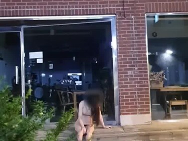 길거리 만취녀에 친절한 시민