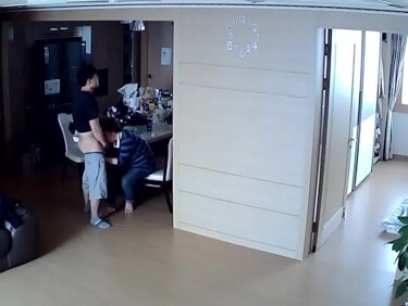(한국야동) 거실에서 사까시 즐기는 부부