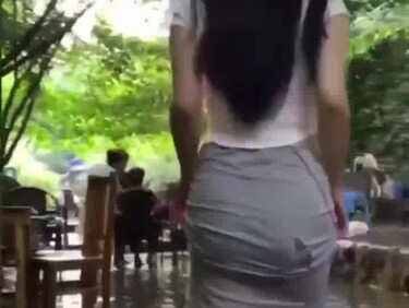 (한국야동) 계곡에서 옷입은채로 쉬야하는 야노녀