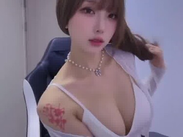 (한국야동) 차옆에 숨어 노상방뇨하는 츄츄