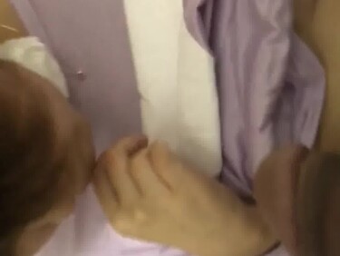 (한국야동) 공중 화장실에서 질싸당하는 뽀글이 새내기